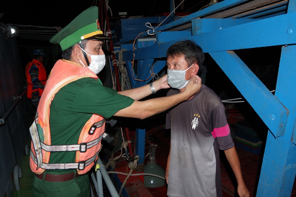 Tặng khẩu trang và hướng dẫn ngư dân phòng chống dịch Covid-19.